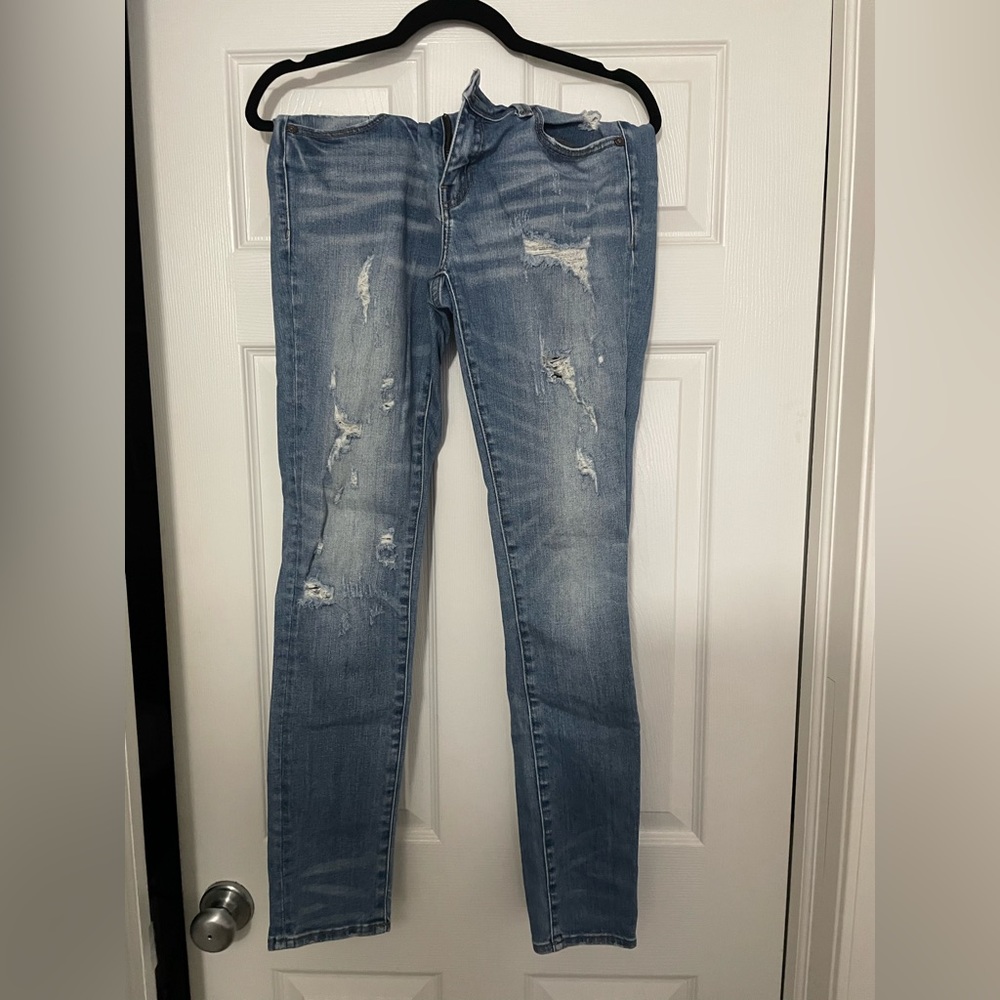 Buckle ripped jeans